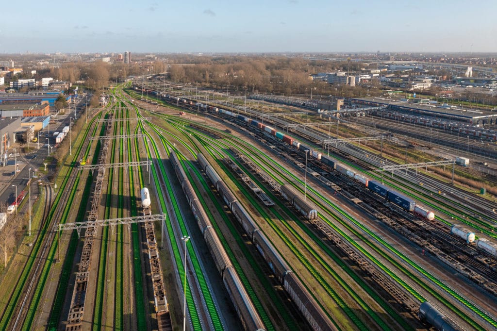 Aanpak infra Rotterdams Havengebied ligt op schema, Waalhaven Zuid Rotterdam drone opname